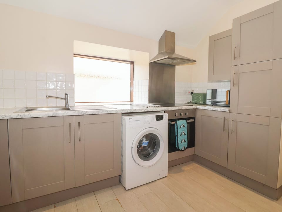 Cottage | Private kitchen | Fridge, microwave, dishwasher, cookware/dishes/utensils