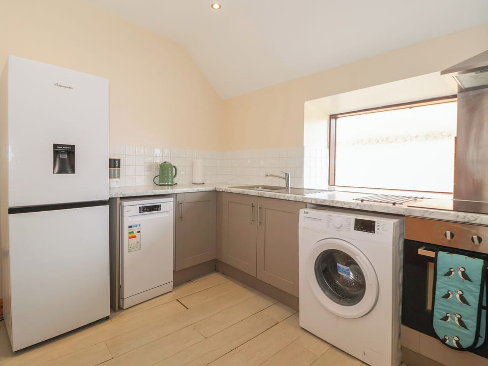 Cottage | Private kitchen | Fridge, microwave, dishwasher, cookware/dishes/utensils