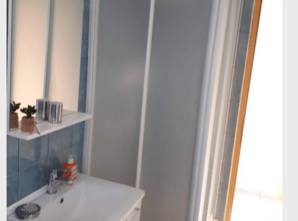 Apartment (TwoBedroom Apartment with Sea View) | Bathroom | Shower, towels