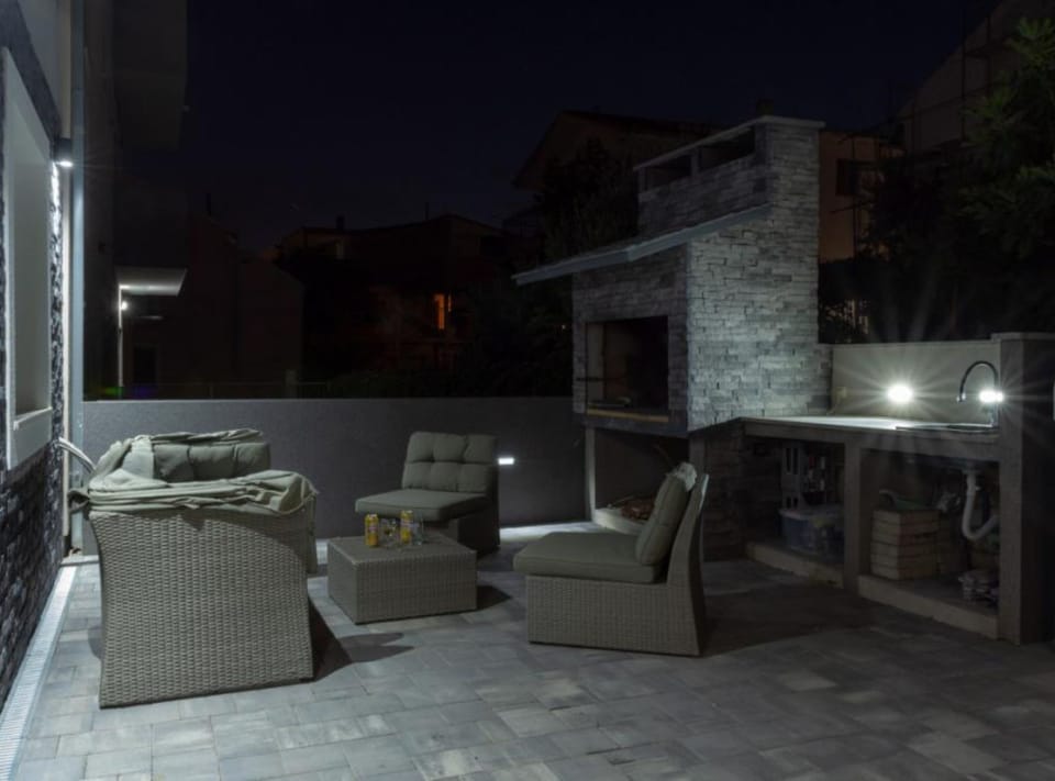 House (Eight Bedroom Holiday Home with Hot-T) | BBQ/picnic area