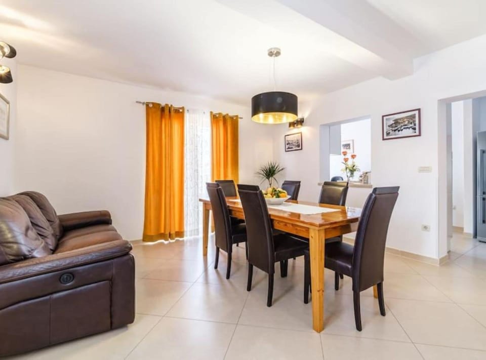Apartment (Three Bedroom Apartment with Sea View) | Dining room