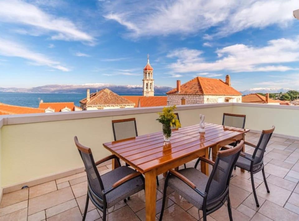 Apartment (Three Bedroom Apartment with Sea View) | Balcony