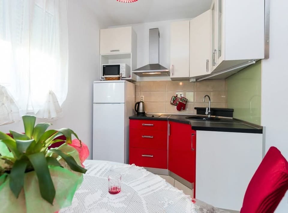 Apartment (One Bedroom Apartment with Balcony) | Private kitchen | Fridge