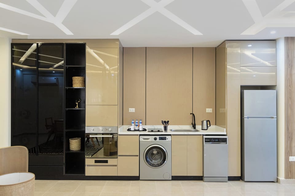 Deluxe Studio Suite, City View | Private kitchen | Fridge, microwave, stovetop, dishwasher
