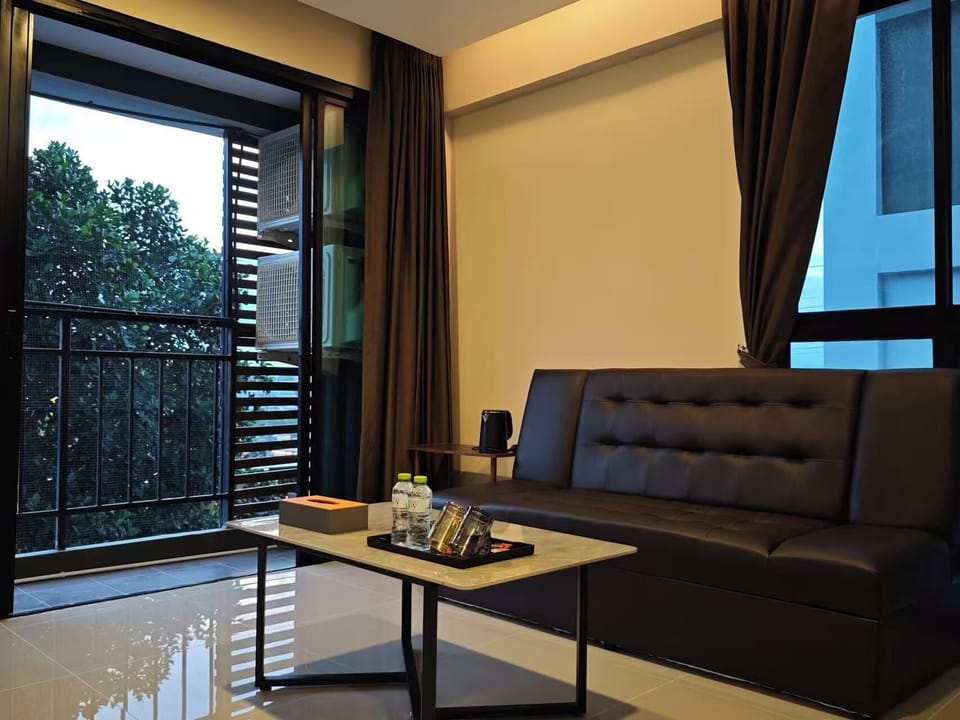 Basic Suite, Balcony | Living area | Printers