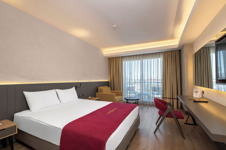 Standard Double or Twin Room | Free minibar, in-room safe, soundproofing, free WiFi