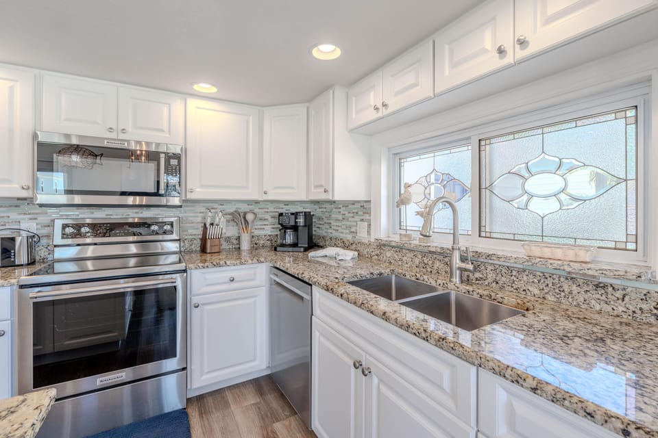 House, Multiple Beds (Into The Mystic) | Private kitchen | Oven, toaster