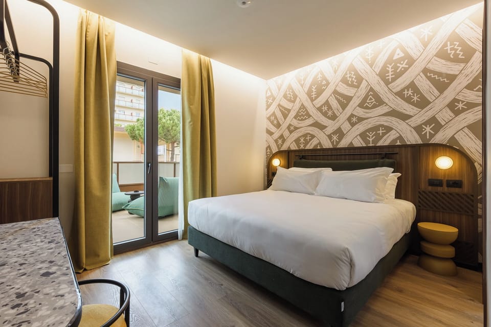 Standard Room, Terrace | Hypo-allergenic bedding available, minibar, in-room safe, soundproofing