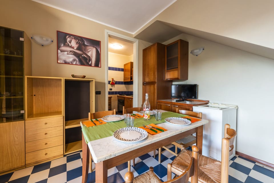 Apartment, 3 Bedrooms, Balcony, Garden View | Dining room