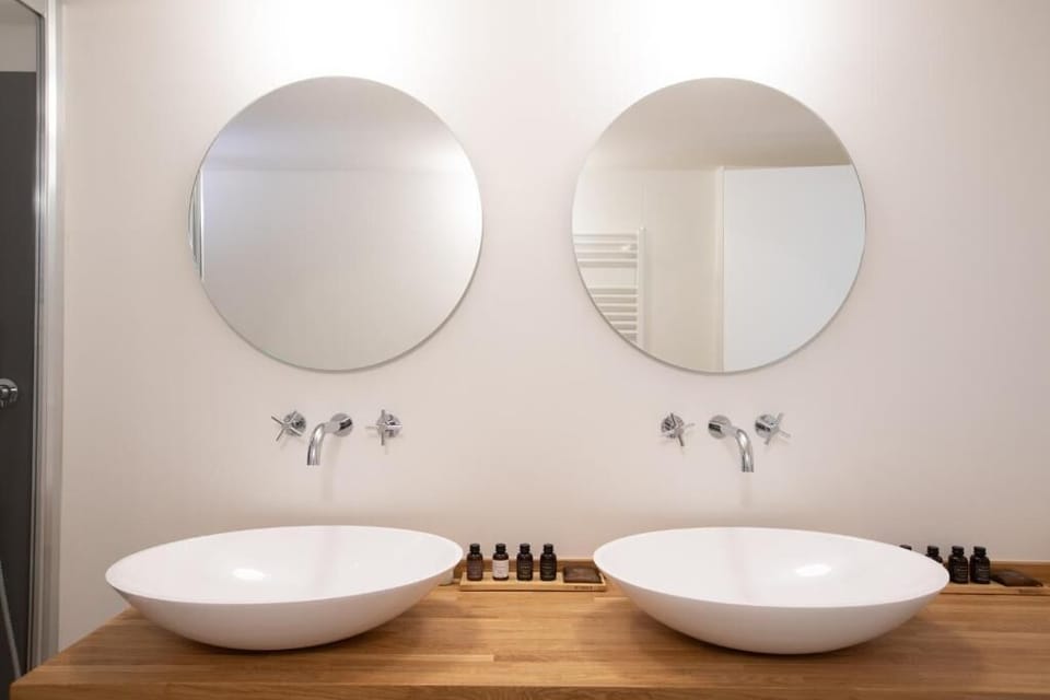 Deluxe Double Room, Garden View | Bathroom | Slippers