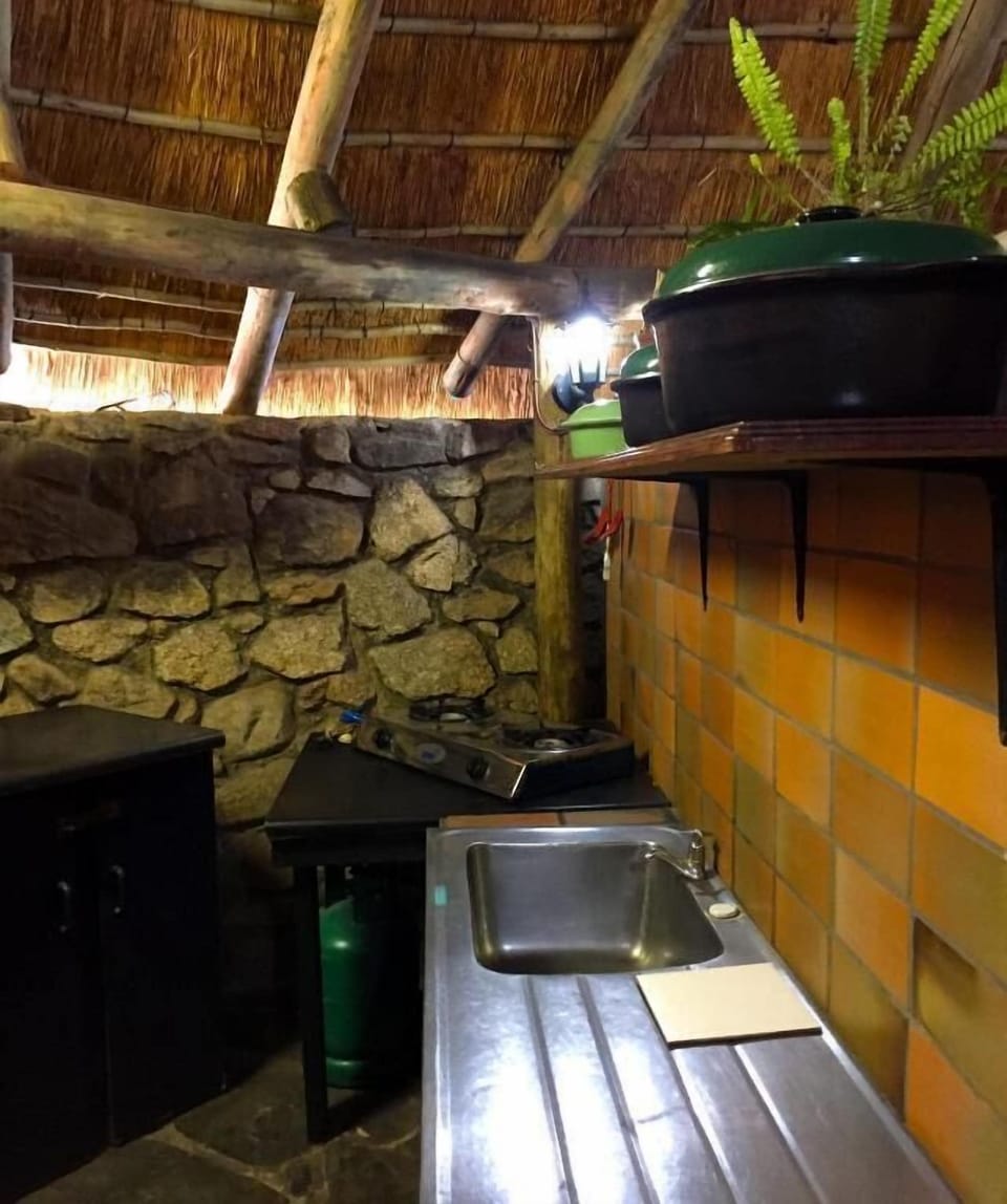 Executive Studio Suite, Patio, Garden View | Private kitchen