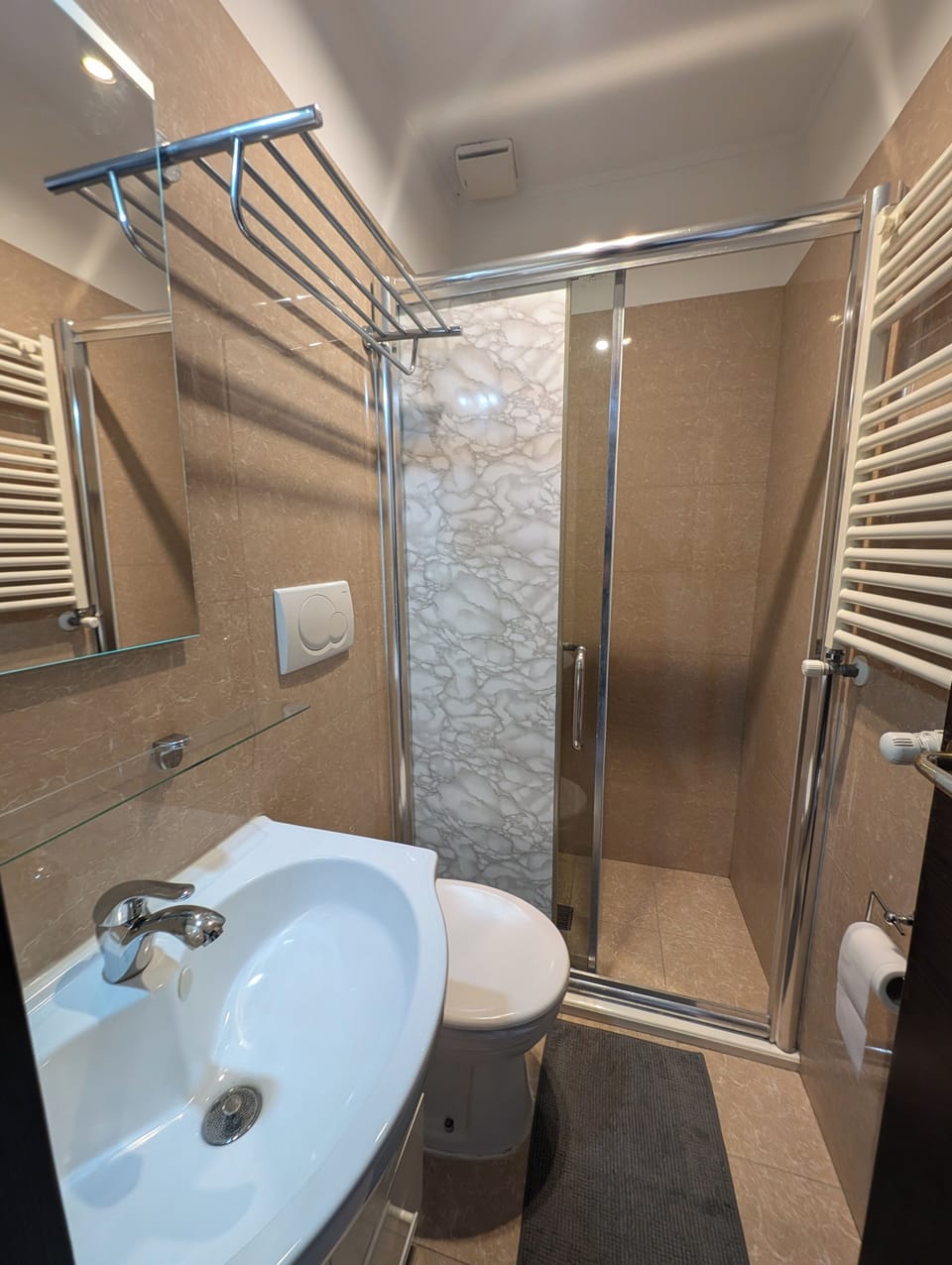 Twin Room, City View | Bathroom | Shower, free toiletries, hair dryer, towels