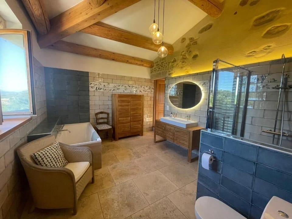 Deluxe Suite, Patio, Mountain View | Bathroom
