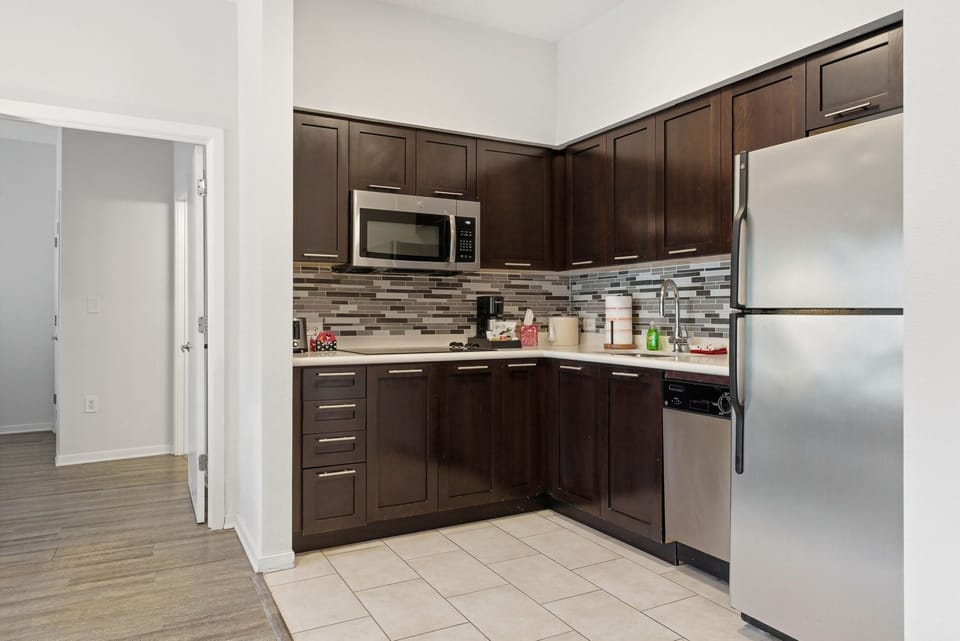 Apartment (2 Bedrooms) | Private kitchen | Microwave, dishwasher, cookware/dishes/utensils, dining tables