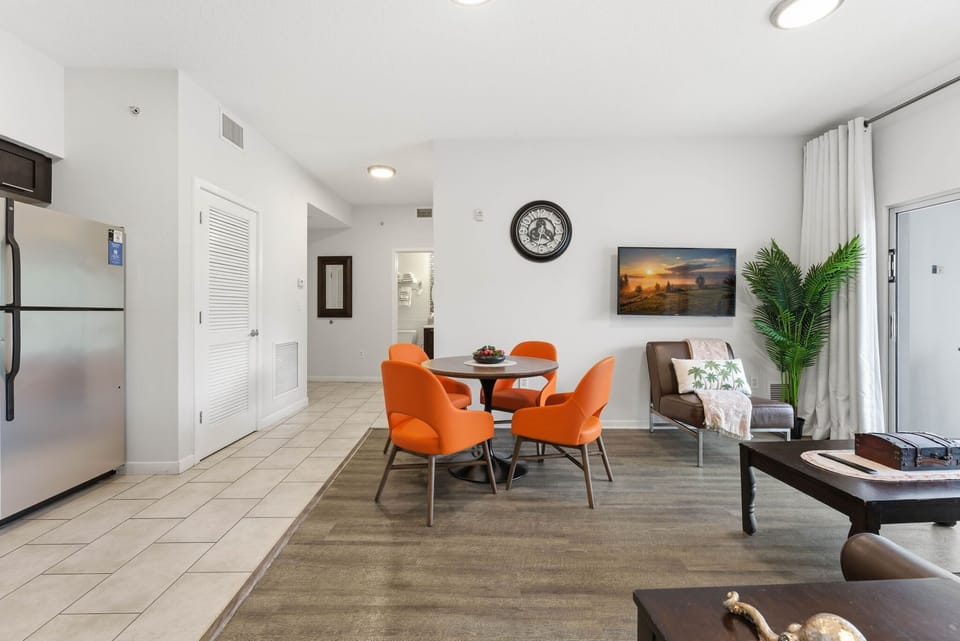 Apartment (2 Bedrooms) | Living area | 50-inch TV with cable channels