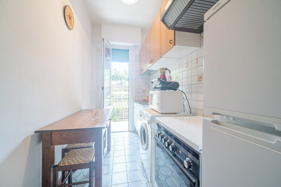 Full-size fridge, microwave, oven, stovetop