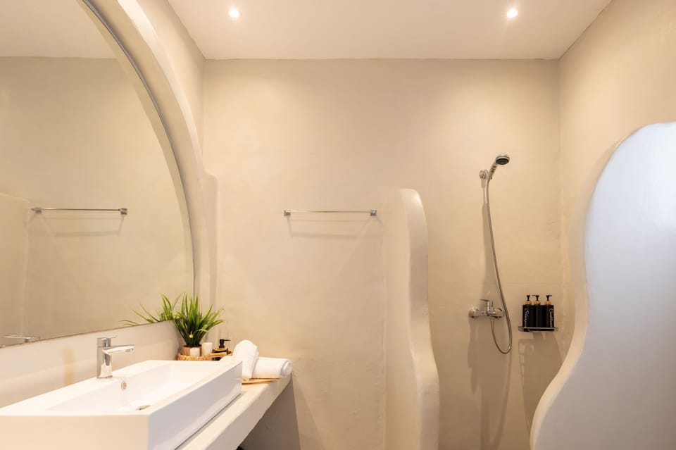 Deluxe Double Room, Balcony, Sea View | Bathroom | Shower, designer toiletries, hair dryer, slippers