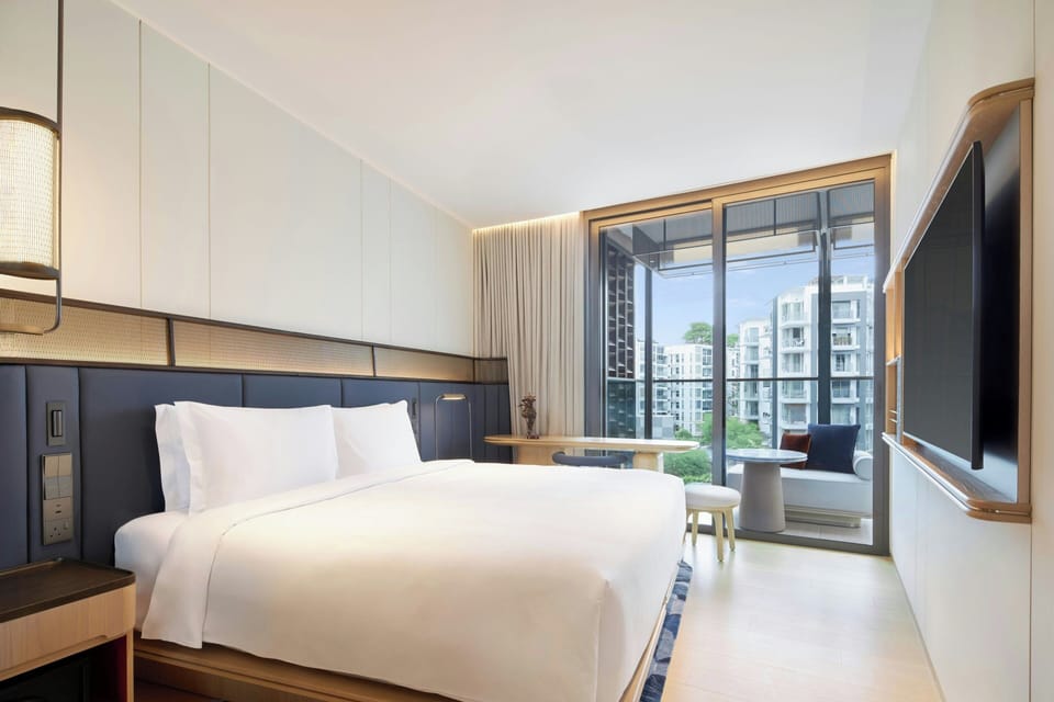 Deluxe Room, 1 King Bed, Balcony | Minibar (some free items), in-room safe, cribs (free), WiFi (free)