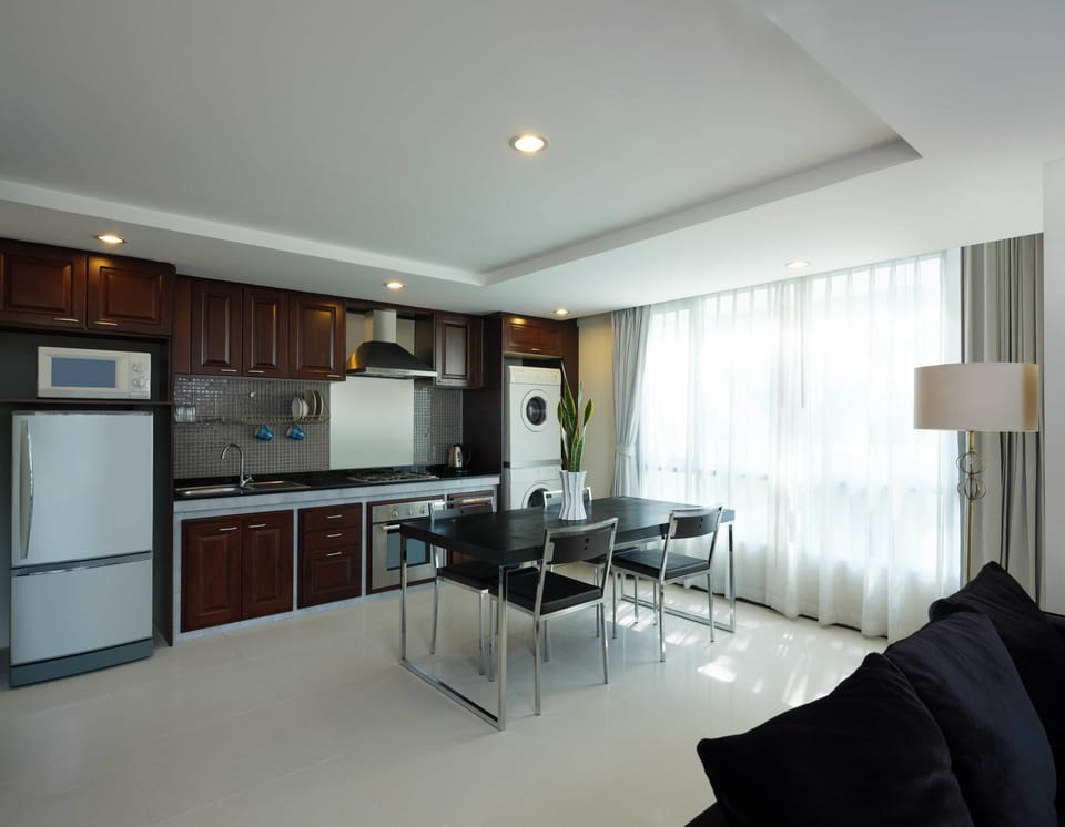 Loft, 1 Bedroom, Lanai, City View | Living area | 32-inch flat-screen TV with cable channels, TV
