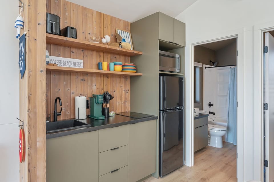 Luxury Cabin, 1 Bedroom | Private kitchen | Coffee/tea maker