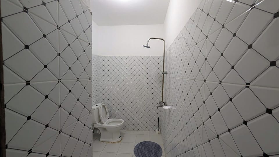 Deluxe Double Room | Bathroom | Shower, free toiletries, slippers, towels