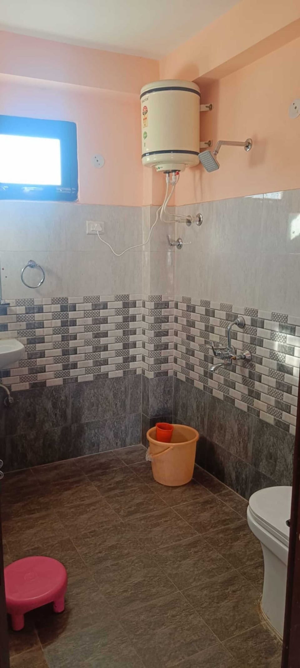 Triple Room | Bathroom | Shower, free toiletries, soap, shampoo