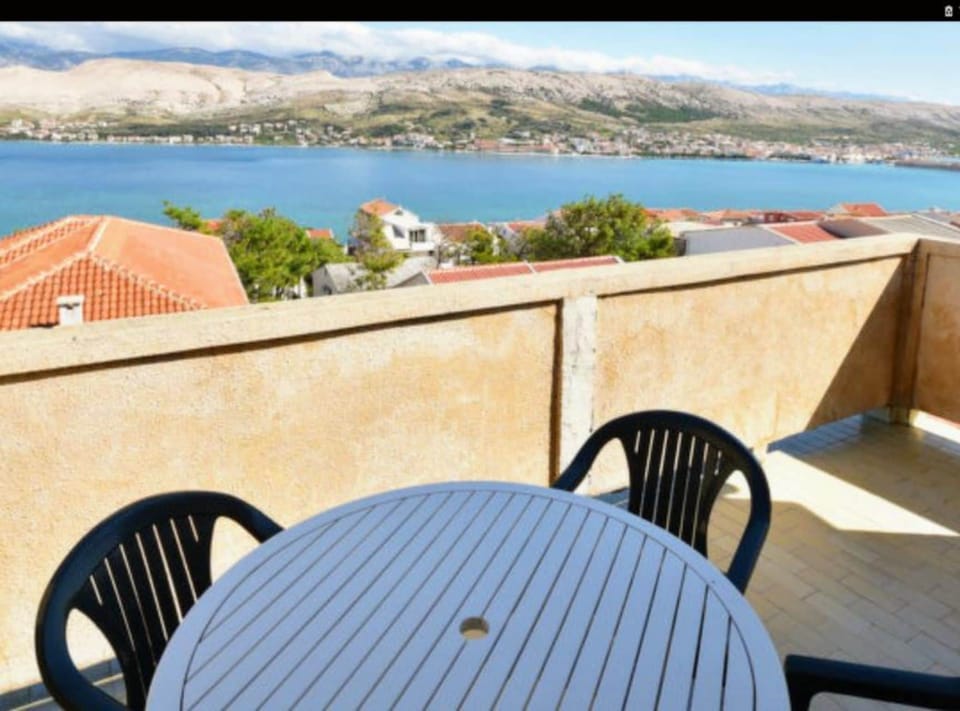 Apartment (One Bedroom Apartment Upper) | Terrace/patio