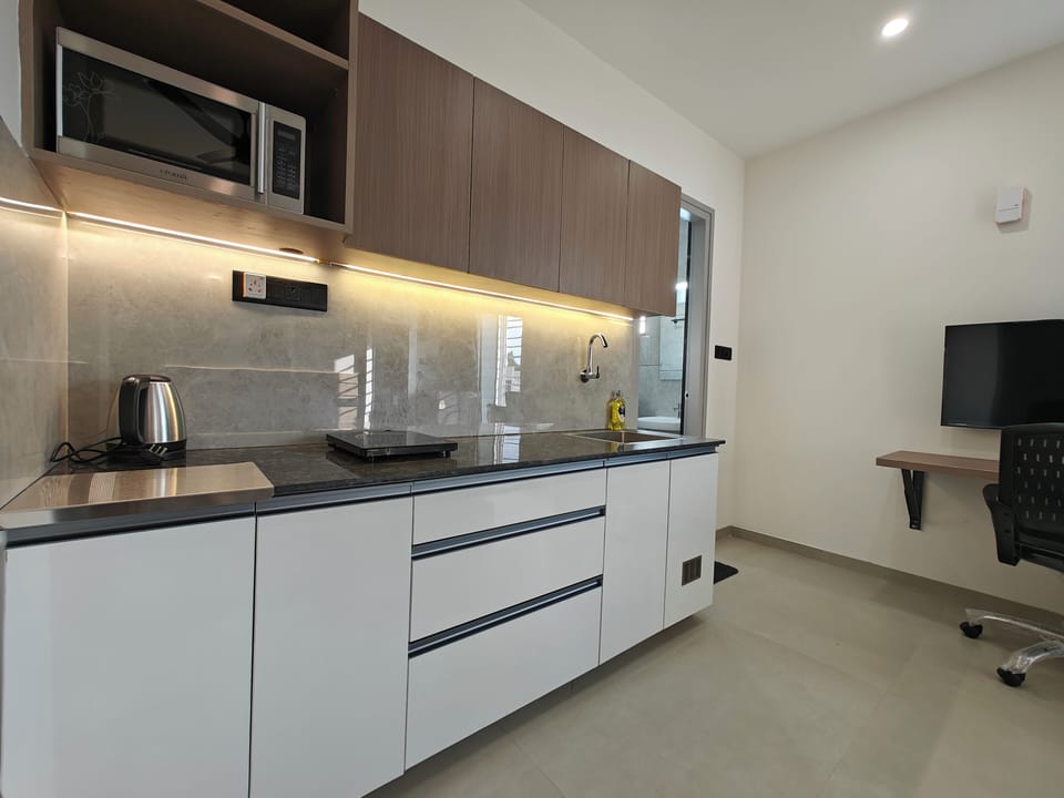 Deluxe Studio, City View | Private kitchen | Full-size fridge, microwave, cookware/dishes/utensils