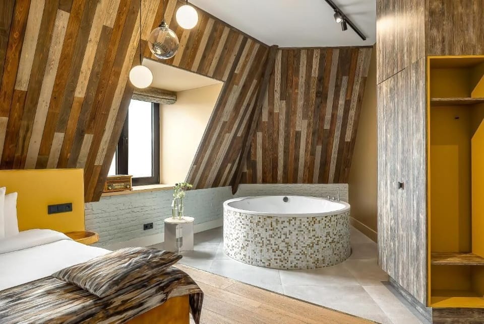 Luxury Suite | In-room safe, free WiFi, bed sheets