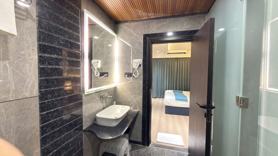 Basic Studio Suite, City View | Bathroom | Separate tub and shower, hydromassage showerhead, designer toiletries
