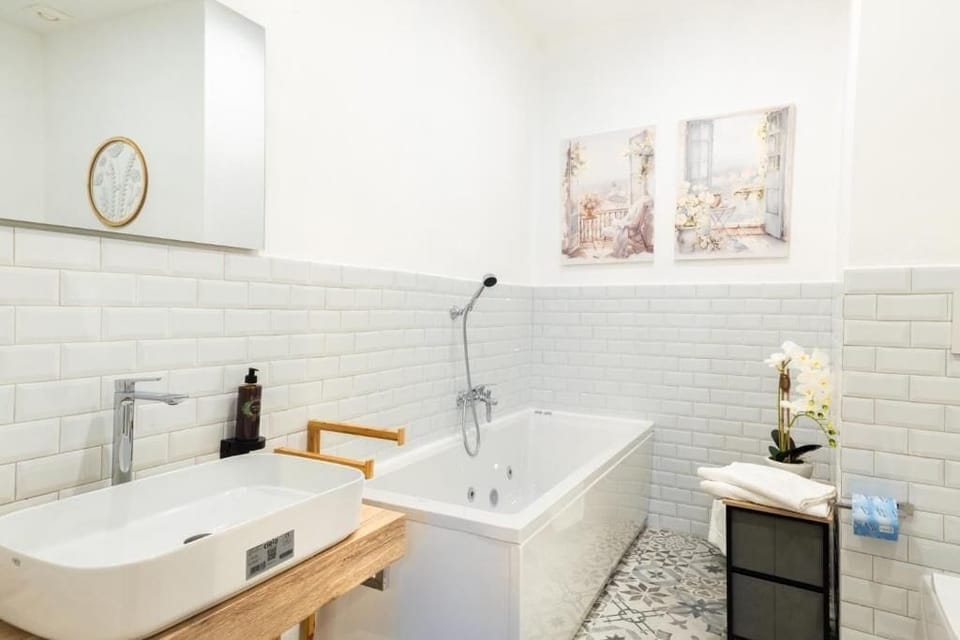 Comfort Double Room | Bathroom | Hair dryer, bidet, soap, shampoo