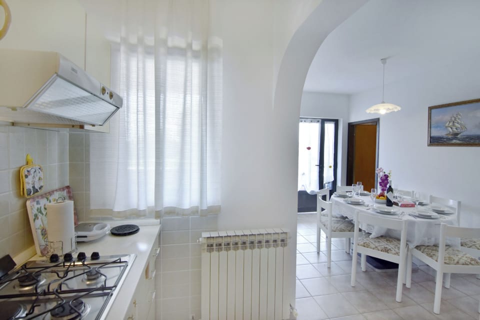 Apartment, 3 Bedrooms, Balcony, Garden View | Dining room