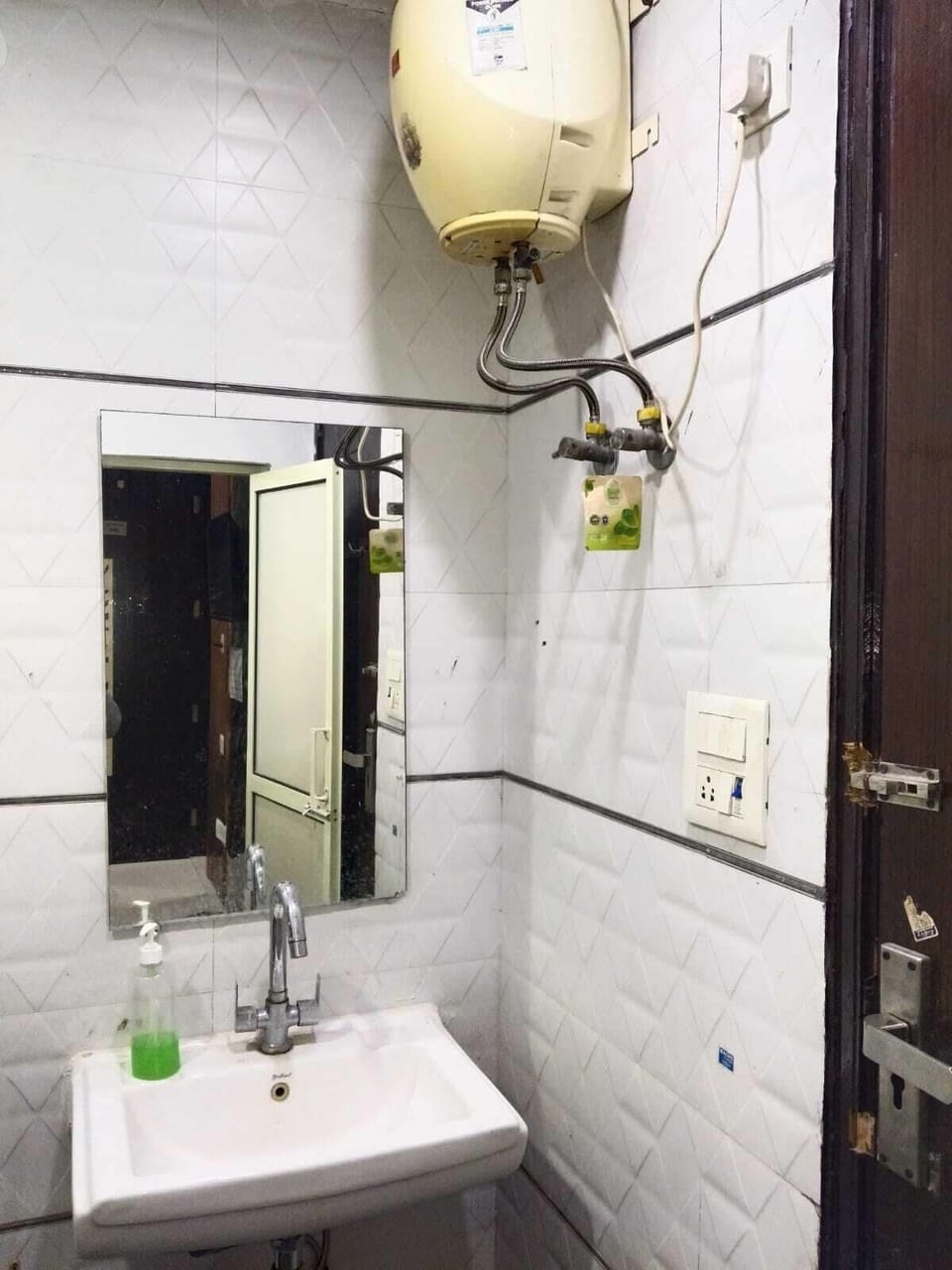 Shower, free toiletries, bidet, towels