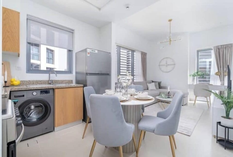 Luxury Apartment, Balcony, City View | In-room dining
