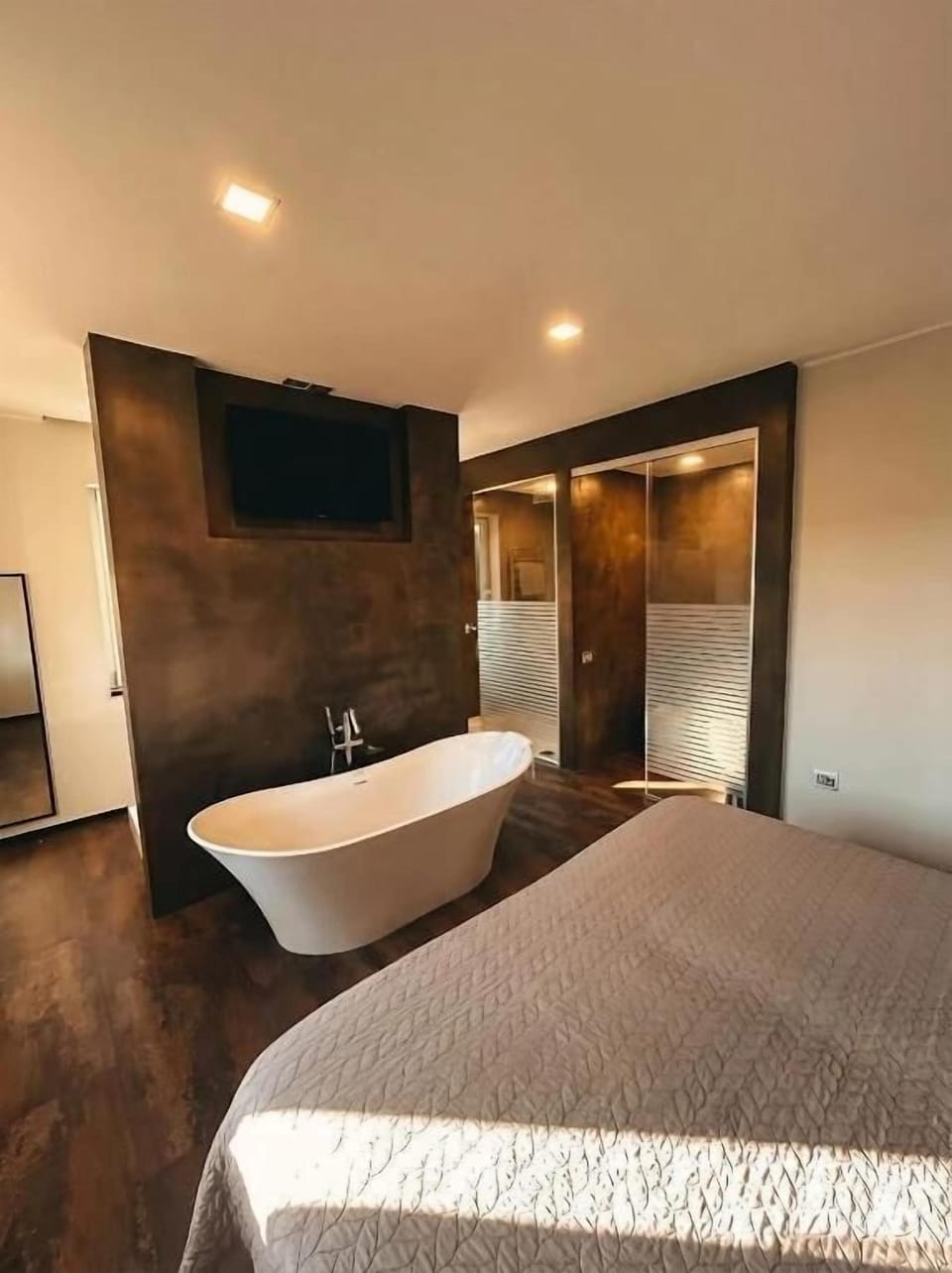 Deluxe Double Room | Bathroom | Shower, hair dryer, towels, toilet paper