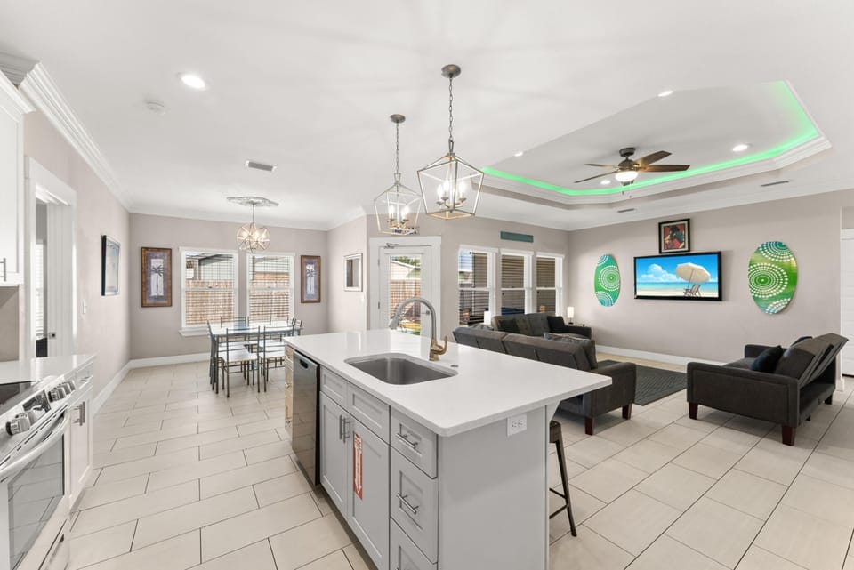 House, 4 Bedrooms, Pets Allowed | Private kitchen | Full-size fridge, microwave, oven, stovetop