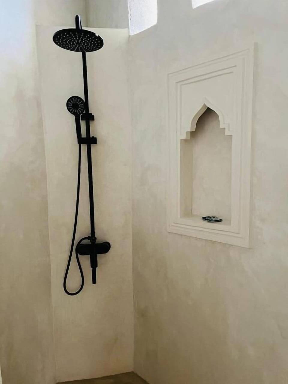 Superior Double Room | Bathroom | Shower, free toiletries, slippers, towels