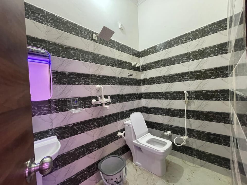 Double Room, City View | Bathroom