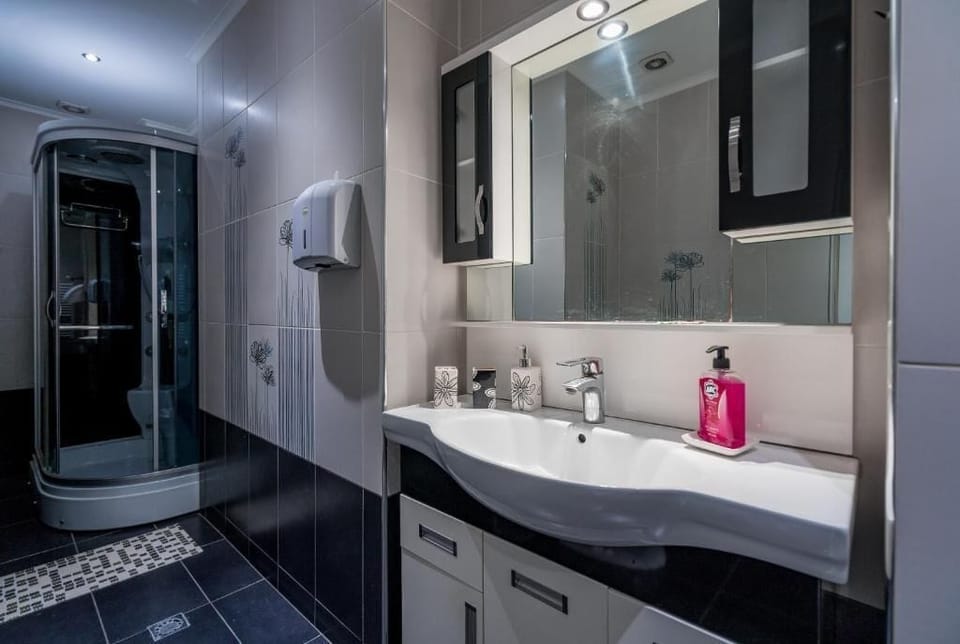 Standard Double Room, City View | Bathroom | Slippers