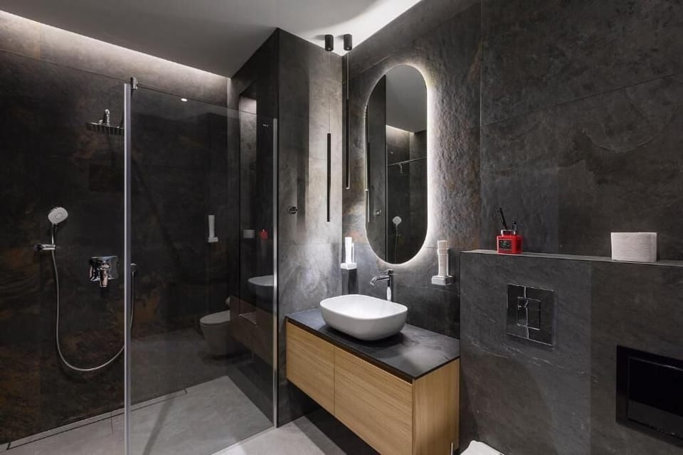 Luxury Apartment | Bathroom | Shower, hair dryer, slippers, towels