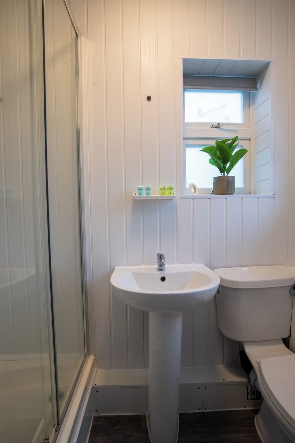 Quadruple Room | Bathroom | Hair dryer, towels, soap, shampoo