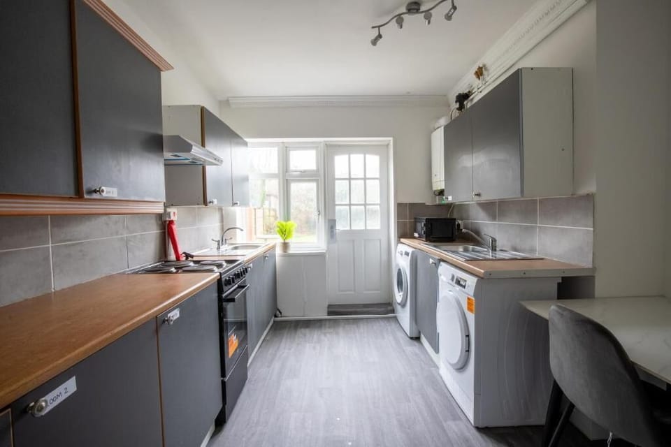 Microwave, oven, stovetop, cookware/dishes/utensils