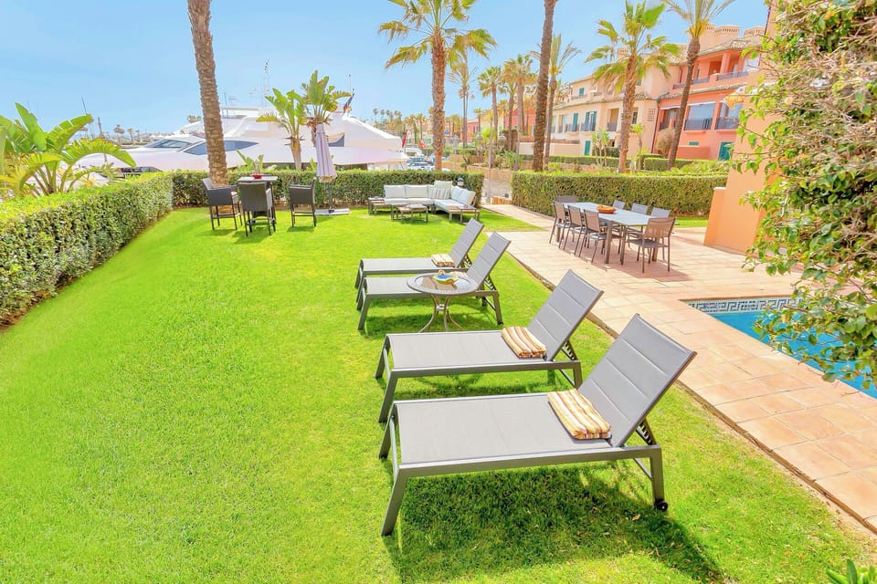 Luxury Apartment, 4 Bedrooms, Air conditioning, Marina View | Outdoor dining