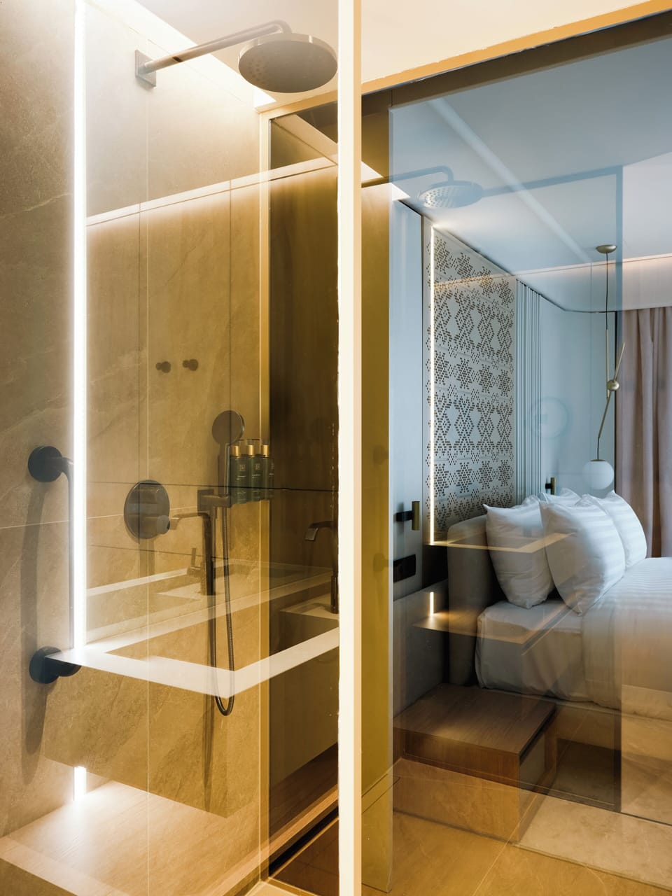 Classic Room, 1 King Bed | Bathroom | Slippers, towels, soap, shampoo