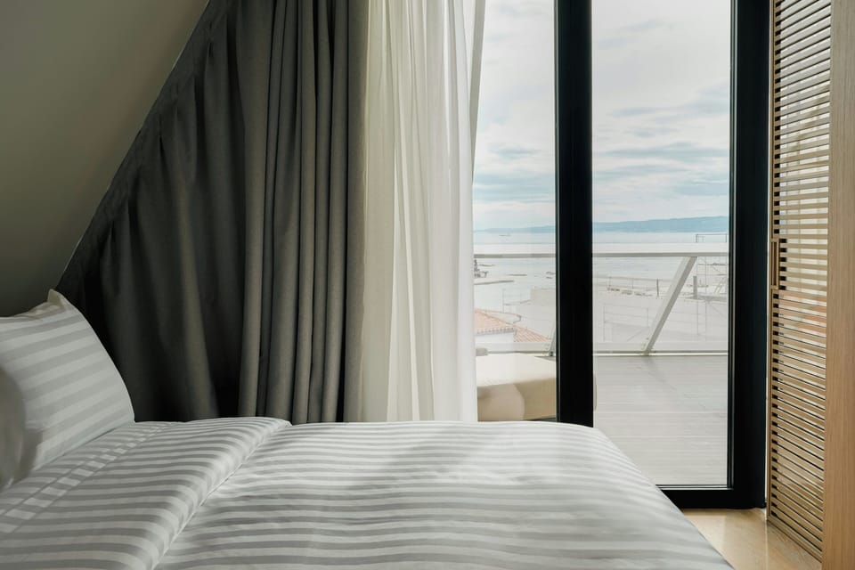 In-room safe, iron/ironing board, WiFi (free), bed sheets