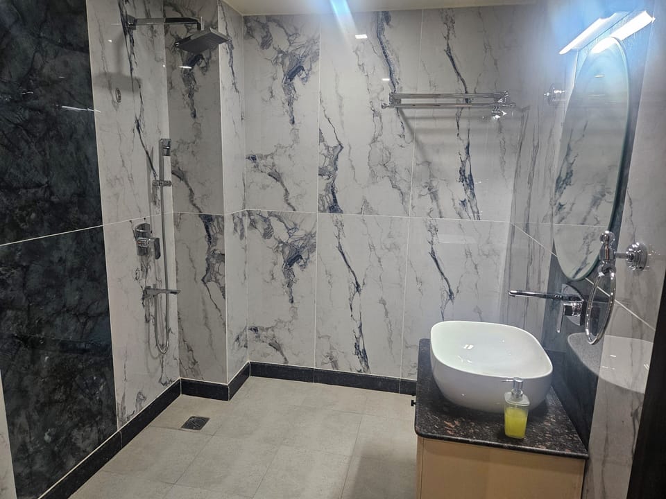 Superior Double Room | Bathroom | Shower, free toiletries, towels, soap