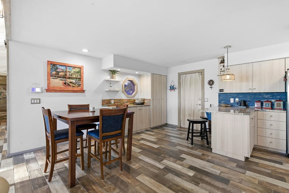 House, Multiple Beds (Hooked on the River) | Dining