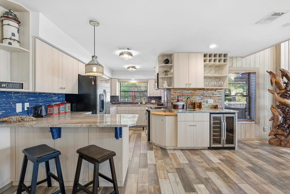 House, Multiple Beds (Hooked on the River) | Private kitchen