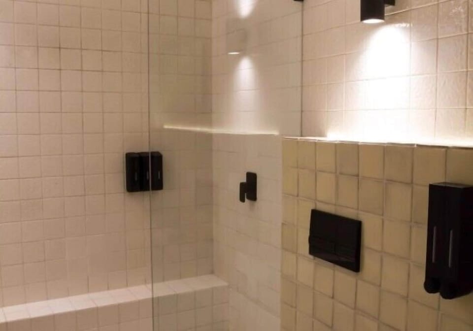 Deluxe Twin Room | In-room safe, iron/ironing board, free WiFi