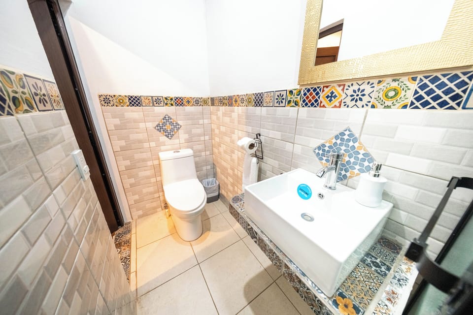 Classic Room, Garden View | Bathroom | Shower, towels, soap, shampoo